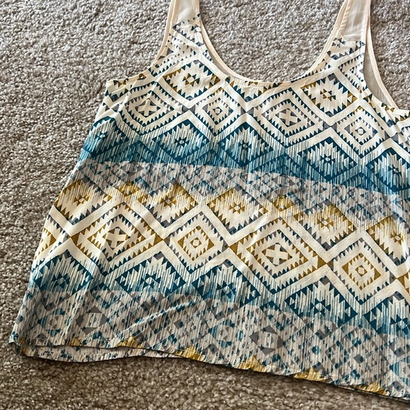 Kirra Brand boxy Aztec pattern flowy tank top size small - Picture 3 of 9